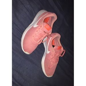 Nike Tanjun running shoes